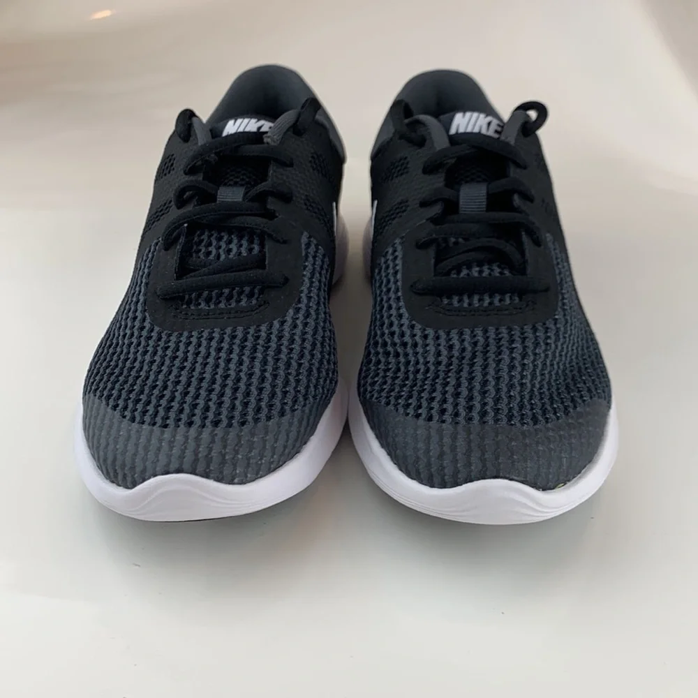 NWT! Nike  Revolution 4 (WIDE) GS 6 Youth - Picture 5 of 11